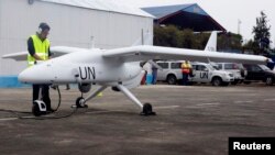 Un technicien apprêtant un drone onusien de surveillance à Goma, dans l'Est de la RDC
