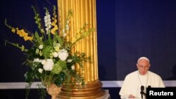 Paus Francis berbicara di Kastil Dublin dalam kunjungan ke Dublin, Irlandia, Agustus 25, 2018.