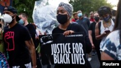 ARHIVA - Detalj sa jednog od protesta zbog smrti Džordža Flojda (REUTERS/Shannon Stapleton)