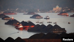 Tongkang batu bara sedang antri di sepanjang sungai Mahakam di Samarinda, Provinsi Kalimantan Timur, Indonesia, 31 Agustus 2019. (Foto: REUTERS/Willy Kurniawan)