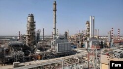 نمایی از پالایشگاه نفت آبادان - آرشیو