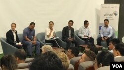 ក្រុម​វាគ្មិន​អង្គុយ​ស្ដាប់​សំណួរ​អ្នកចូលរួម អំឡុង​ពេល​កិច្ចពិភាក្សា​មួយ​ស្ដីពី​ការគ្រប់គ្រង​សំរាម ដែល​រៀបចំ​ឡើង​នៅ​ស្ថាន​សហ​ប្រតិបត្តិ​ការងារ The Factory ក្នុង​ខណ្ឌមានជ័យ រាជធានី​ភ្នំពេញ កាលពី​ថ្ងៃទី១៩ ខែកញ្ញា ឆ្នាំ២០១៩។ (អូន ឆេងប៉រ/VOA)