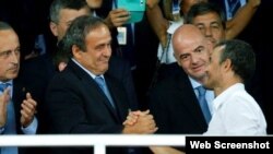 უეფას პრეზიდენტი მიშელ პლატინი "ბარსელონას" მთავარ მწვრთნელს ლუის ენრიკეს გამარჯვებას ულოცავს