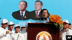 រូបឯកសារ៖ នាយក​រដ្ឋមន្ត្រី​កម្ពុជា​និង​ជា​ប្រធាន​គណបក្ស​ប្រជាជន​កម្ពុជា (CPP) លោក​ ហ៊ុន សែន ថ្លែង​សុន្ទរកថា​ទៅ​កាន់​ក្រុម​អ្នក​គាំទ្រ​របស់​លោក​នៅ​ក្នុង​យុទ្ធនាការ​ឃោសនា​បោះឆ្នោត​ឃុំសង្កាត់​ថ្ងៃ​ចុងក្រោយ នៅ​ជាយ​រាជធានី​ភ្នំពេញ ថ្ងៃទី២ ខែមិថុនា ឆ្នាំ២០១៧។ (AP)