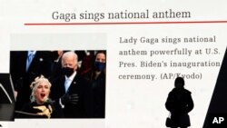 21일 일본 도쿄 거리의 대형 TV에 조 바이든 미국 대통령 취임 관련 뉴스가 나오고 있다.