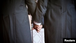 Anggota parlemen Australia Ian Hunter (kiri) menggenggam tangan pasangannya Leith Semmens dalam pernikahan mereka di Jun, Spanyol pada 2012. (Foto: Dok)