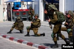 Izraelski vojnici obezbeđuju stambenu oblast nakon masovnog napada militanata Hamasa iz Poasa Gaze, u Sderotu, južni Izrael, 7. oktobra 2023.