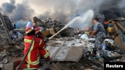 'Yan kwana-kwana a Beirut na kashe wuta.