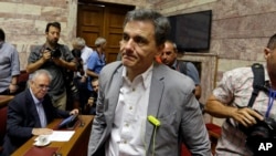 Menteri Keuangan Yunani Euclid Tsakalotos tiba di Gedung Parlemen Yunani di Athena, 10 Juli 2015 (Foto: dok). 