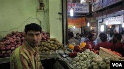 Vijay Kumar, seorang penjual sayur di pasar INA, New Delhi, India, menunggu pembeli, Senin (4/4).