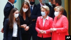 Premijerka Finske Sana Marin (L, belgijska premijerka Sofi Vilmes, predsednica Evropske komisije Ursula fon der Lajen i nemačka kancelarka Angela Merkel na samitu u Briselu, 17. jul 2020.