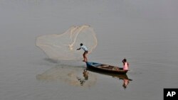 អ្នកនេសាទ​​បោះ​សំណាញ់​ចូល​ទៅ​ក្នុង​ទន្លេ​ Gomti នៅ​ក្រុង Lucknow ប្រទេសឥណ្ឌា។ កិច្ចព្រមព្រៀង​អន្តរជាតិ​មួយ​ត្រូវ​បាន​ធ្វើឡើង​ដើម្បី​រឹត​បន្តឹង​បន្ថែម​លើ​ការ​នេសាទ​ខុស​ច្បាប់​។