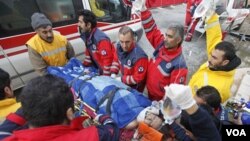 Tim penyelamat berhasil mengeluarkan Gozde Bahar dari reruntuhan gedung di Ercis, selatan Turki dan membawanya ke ambulans (26/10).