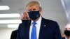 Presiden AS Donald Trump mengenakan masker saat mengunjungi Walter Reed National Military Medical Center di Bethesda, Maryland (11/7). 