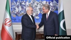 Menlu Iran Mohammad Javad Zarif (kiri) bertemu Menlu Pakistan Shah Mahmood Qureshi di Islamabad, Jumat (31/8). 