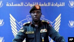 ARCHIVES - Le porte-parole des forces armées soudanaises, le brigadier Nabil Abdullah, fait une déclaration mettant en garde contre un conflit après le déploiement des paramilitaires à Khartoum et d'autres villes, le jeudi 13 avril 2023.