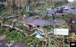 Polisi membersihkan jalan di wilayah Prancis Mayotte di Samudra Hindia, setelah pulau itu dilanda topan terburuk dalam hampir satu abad, dalam foto yang tidak bertanggal dan dirilis pada Selasa, 17 Desember 2024. (Ministere de l'Interieur/Gendarmerie Nationale via AP)
