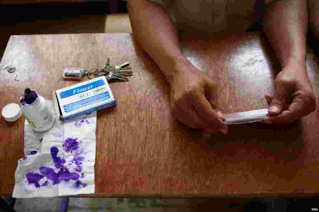 A polling station official waits for the next voter, Cairo, Egypt, May 23, 2012. (Y. Weeks/VOA)