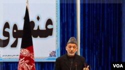 Presiden Afghanistan Hamid Karzai berpidato dalam acara pembukaan Loya Jirga di Kabul, Rabu (16/11).