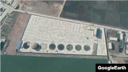 북한 남포항 주변의 유류 저장시설. Maxar Technologies/Google Earth.