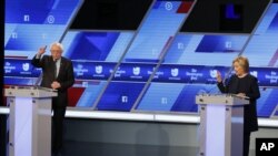 Bernie Sanders et Hillary Clinton, débat du 9 mars 2016 à Miami, Floride.(AP Photo/Wilfredo Lee)