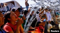 지난 12일 미국 텍사스주 남부 국경 '파소 델 노르트' 다리에 모여든 중남미 출신자들이 시위하고 있다.