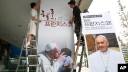 6 جولائی 2011، طرابلس: لیبیا کے جنوب مغربی قصبے القوالش پر حکومت مخالف فورسز کے قبضے کی خوشی میں ایک باغی جنگجو خوشی منارہا ہے