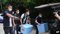 香港警察突袭搜查港大学生会办公室，查抄了数箱文件。（2021年7月16日）