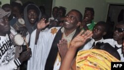 Biram Ould Dah Ould Abeid accueilli par une foule en liesse après sa libération, Nouakchott, le 17 mai 2016. 