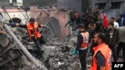 Masu ayyukan ceto na kokarin kubutar da wadanda baraguzai suka rufe