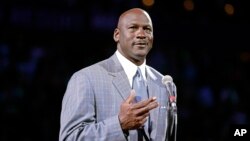 2013年12月21日迈克尔·乔丹在北卡罗来纳州夏洛特对球迷讲话。