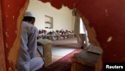 اکثر رهبران طالب در مدرسۀ حقانیه آموزش دیده اند