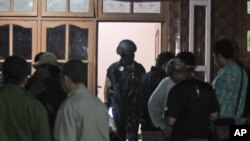 ប៉ូលិស​មក​ពី​កងកម្លាំងពិសេស​​ប្រឆាំង​ភេរវកម្ម​ ៨៨ ស្វែងរក​ភស្តុតាង នៅ​ក្រោយ​ការ​វាយឆ្មក់​មួយទៅ​លើ​ផ្ទះ​ដែល​ត្រូវ​បាន​ប្រើប្រាស់​ជា​កន្លែង​លាក់ខ្លួន​របស់​ជន​សង្ស័យ កាល​ពីថ្ងៃទី១៩ ខែធ្នូ ឆ្នាំ២០១៥។