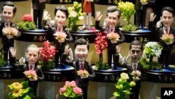 រូប​បង្ហាញ​ពី​មេដឹកនាំ​កំពូល​ៗ​ដែល​គេ​រំពឹង​ថា​នឹង​ចូល​រួម​ក្នុង​ជំនួប​កំពូល G20 ​ត្រូវ​បាន​គេ​ដាក់តាំង​នៅ​ក្នុង​ហាង​មួយ​ក្នុង​ក្រុង Hangzhou ខេត្ត Zhejiang របស់​ចិន។