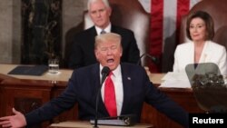 រូបឯកសារ៖ ប្រធានាធិបតី​ ដូណាល់ ត្រាំ ថ្លែង​នៅ​ពី​មុខ​ប្រធាន​សភា លោកស្រី Nancy Pelosi ក្នុង​ពិធី​ថ្លែង​សារ «ស្ថានភាព​នៃ​សហព័ន្ធ» កាល​ពី​ខែ​កុម្ភៈ ២០២០។