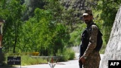 Seorang tentara Pakistan berpatroli dekat batas de facto antara Pakistan da India atau Line of Control, di sektor Chakothi, di wilayah Kashmir yang dikuasai Pakistan, 29 Agustus 2019. (Foto: AFP)