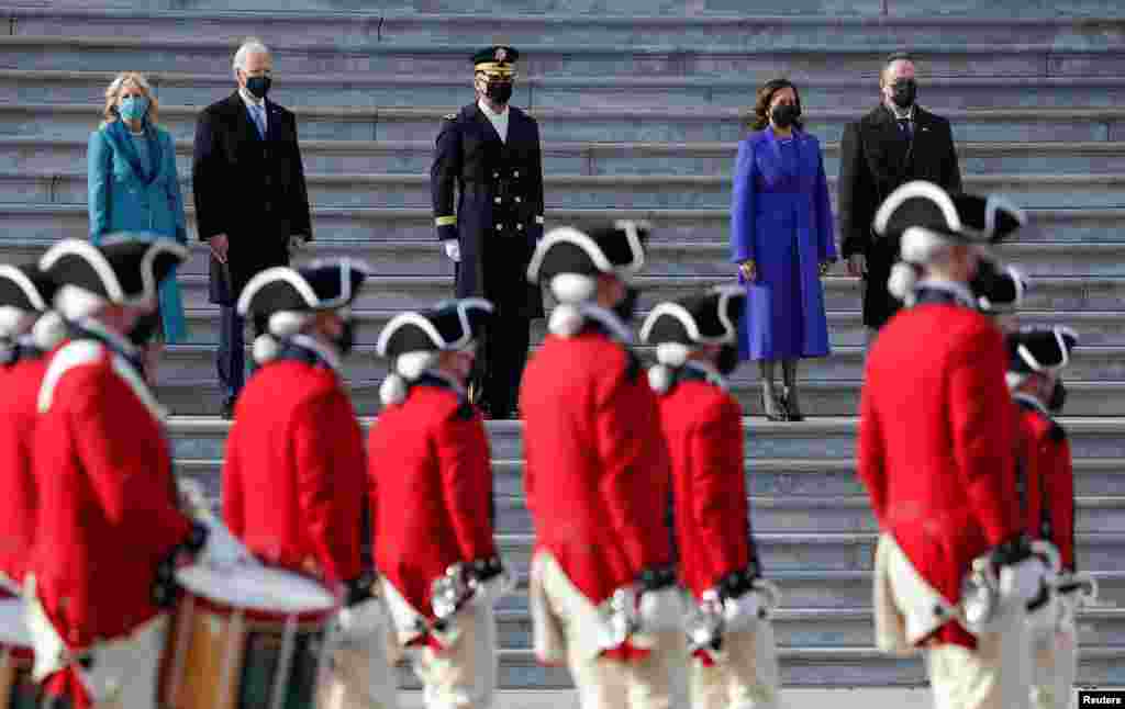 Rais wa Marekani Joe Biden, mkewe Jill Biden, Makamu wa Rais Kamala Harris, na mumewe Doug Emhoff mara baada ya zoezi la kuapishwa kumalizika, Washington, Marekani., Januari 20, 2021. REUTERS/Tom Brenner