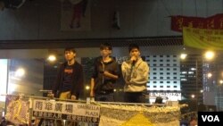 学民思潮召集人黄之锋（中）在金钟占领区 (美国之音海彦拍摄)。