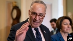 Pemimpin Minoritas di Senat, Chuck Schumer, D-NY, didampingi oleh Senator Amy Klobuchar, D-Minnesota, berbicara kepada awak media di Capitol Hill, Washington, D.C., Selasa, 9 April 2019 (foto: AP Photo/J. Scott Applewhite)