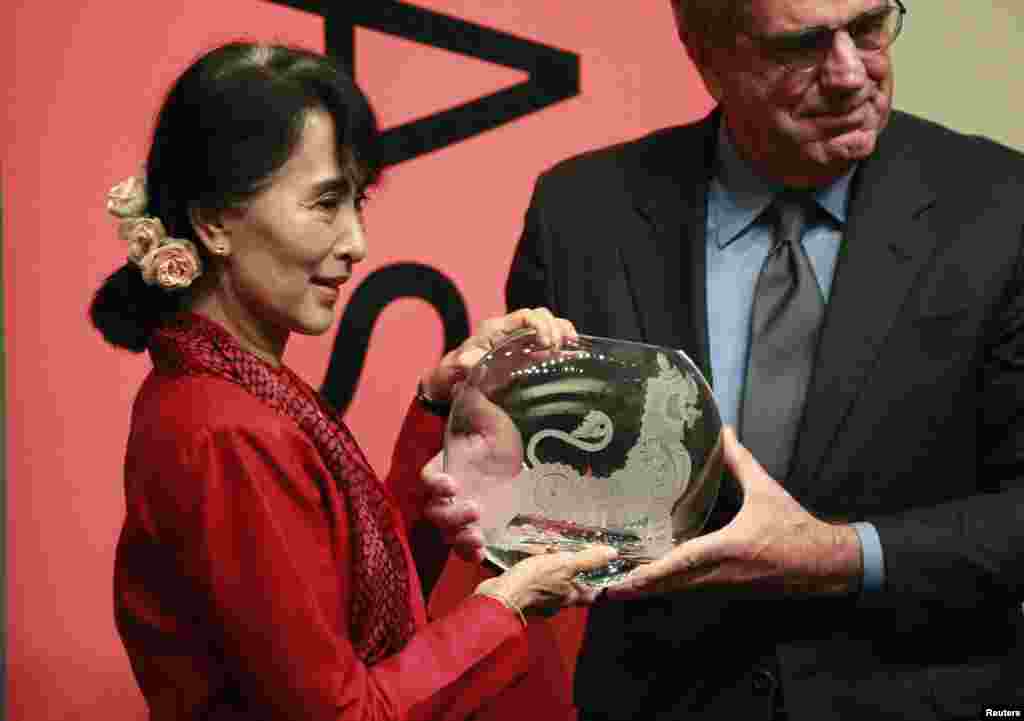 Aung San Suu Kyi is presented with the Global Vision Award by Asia Society trustee Tom Freston at the United States Institute of Peace in Washington, D.C., September 18, 2012. 