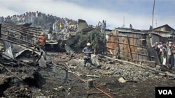 Para warga melihat upaya pemadaman kebakaran di lokasi ledakan di ibukota Nairobi, Kenya (12/9).