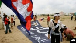 Protesters, who were evicted from Phnom Penh's Boueng Kak lake area, set up a banner as they prepare to hold a rally, file photo. 