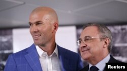 L’entraîneur Zinédine Zidane du Real Madrid et le président du club Florentino Pérez lors d’une conférence de presse, Madrid, Espagne, 4 juin 2016.