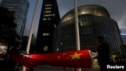 Bendera China sedang diturunkan di luar gedung Dewan Legislatif di Hong Kong, 7 November 2016. 