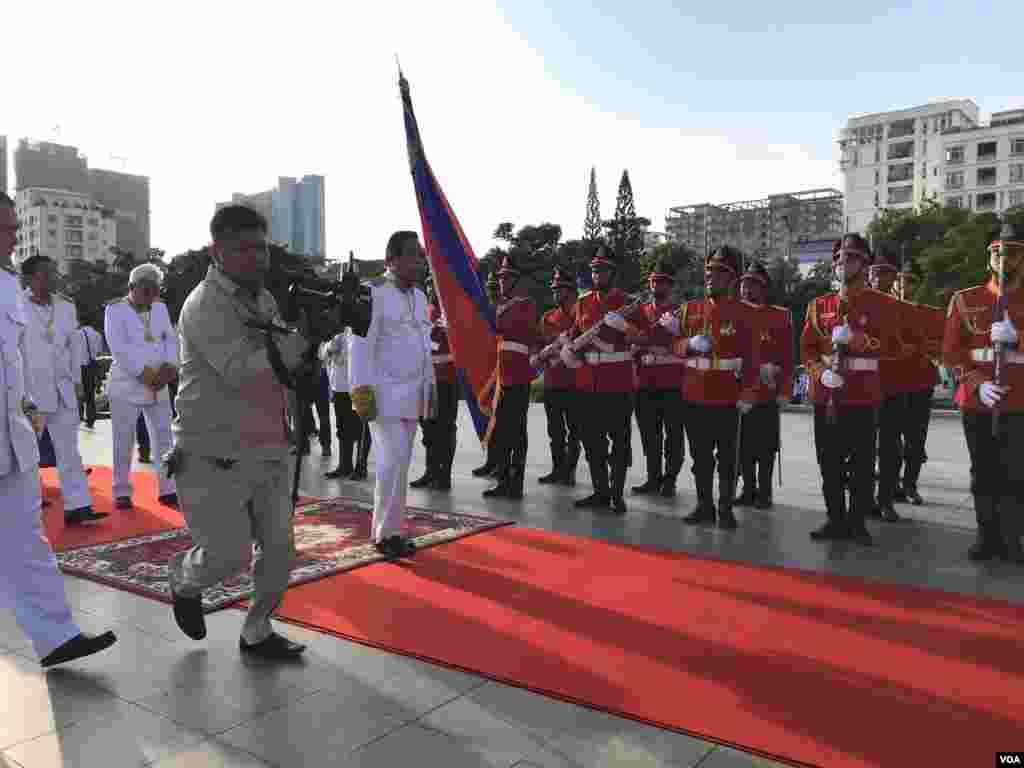 លោក ងួន ញិល អនុប្រធាន​ទីមួយ​នៃ​រដ្ឋសភា ដើរ​កាត់​កងកិត្តិយស​ត្រែទ័ព​កម្ពុជា ក្នុង​ពិធី​រំឭក​ខួប​ប្រាំពីរ​ឆ្នាំ​នៃ​ការសោយ​ទិវង្គត​របស់​អតីត​ព្រះមហាក្សត្រ​ព្រះបាទ នរោត្តម សីហនុ នៅ​ថ្ងៃទី១៥ ខែ​តុលា ឆ្នាំ២០១៩ ក្នុង​រាជធានី​ភ្នំពេញ។ (ហ៊ុល រស្មី/VOA)