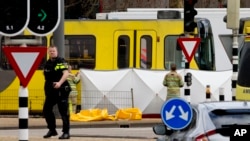 រូបឯកសារ៖ ក្រុមជួយសង្រ្គោះគ្របសាកសព​ និងរុំព័ទ្ធកន្លែងដែលរងការវាយប្រហារភេរវកម្មនៅក្រុង Utrecht ប្រទេសហូឡង់ កាលពីថ្ងៃទី១៨ ខែមីនា ឆ្នាំ២០១៩។ 