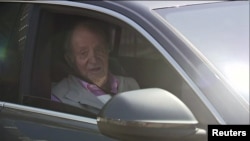 L'ancien roi d'Espagne Juan Carlos dans une voiture après qu'il a quitté l'hôpital Quiron une semaine après une chirurgie cardiaque à Madrid, en Espagne, le 31 août 2019. Forta / ReutersTV via REUTERS 