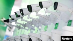 北京举行的2018中国公安展销会上展示的监控摄像头。（2018年10月23日）