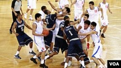 Para pemain Universitas Georgetown dan Bayi Rockets berkelahi dalam pertandingan persahabatan di Arena Basket Olimpiade Beijing, Kamis (18/8). Sehari kemudian kedua tim berdamai di bandara Beijing.