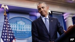 លោក​ប្រធានាធិបតី បារ៉ាក់ អូបាម៉ា ចាកចេញ​ពី​កន្លែង​ថ្លែង​សុន្ទរកថា​នៅ​ក្នុង​សន្និសីទ​កាសែត​ចុងក្រោយ​របស់​លោក កាលពី​ថ្ងៃទី១៨ ខែមករា ឆ្នាំ២០១៧ ក្នុង​សេតវិមាន។